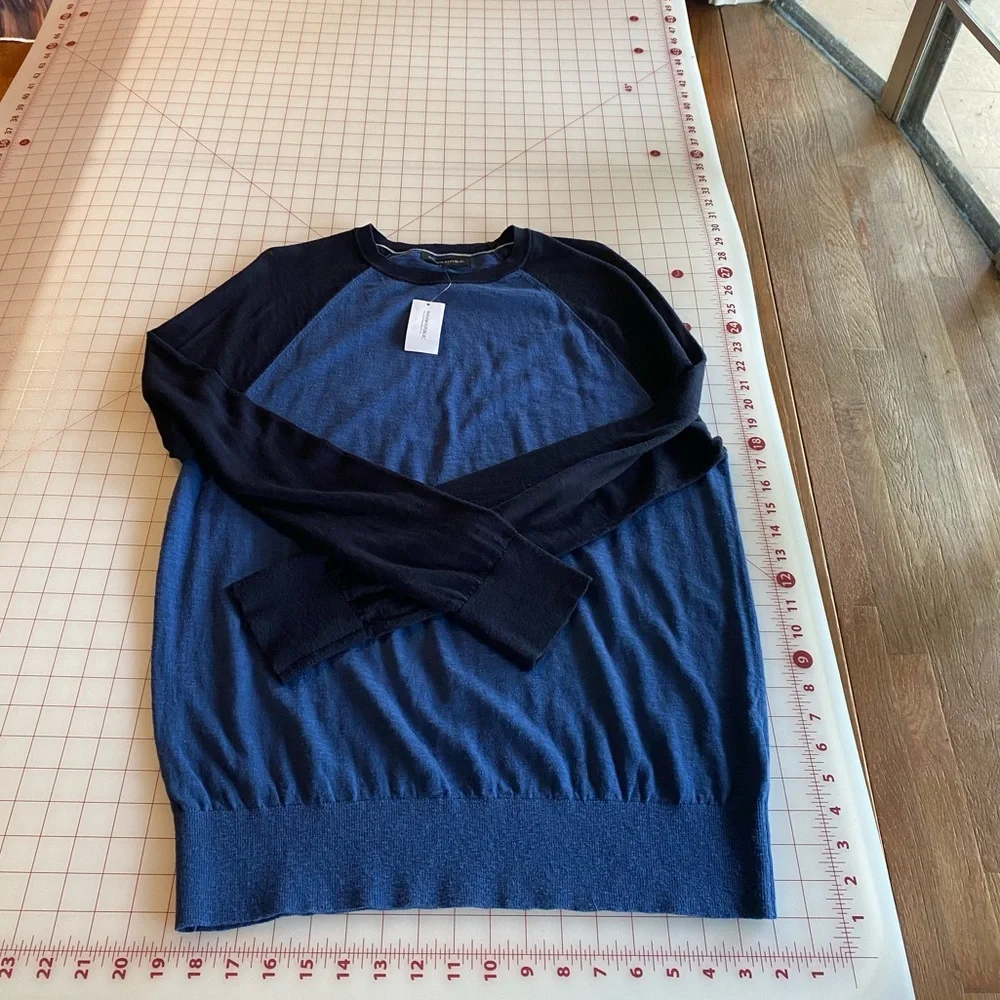 Banana Republic men’s sz large NWT dark navy blue & light blue crewneck